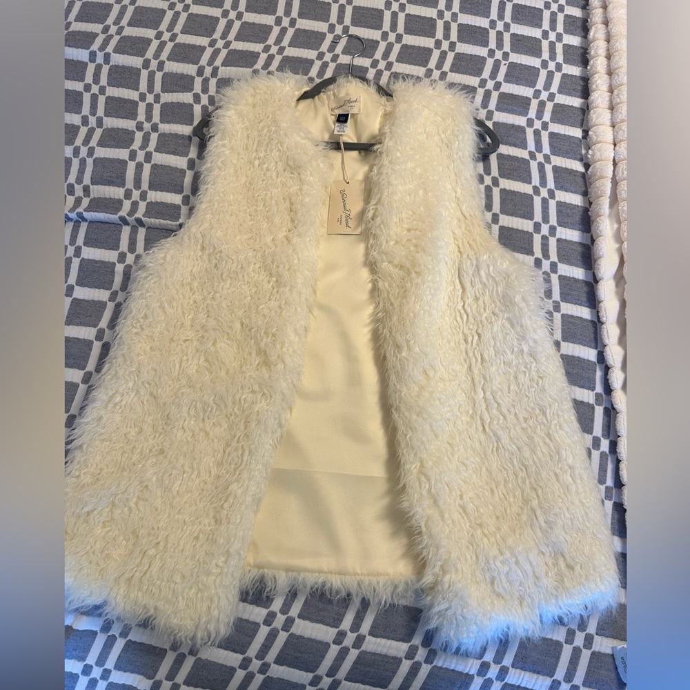 Universal Thread Cream Fuzzy Vest - Picture 2 of 9